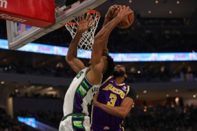 浓眉哥焦点对战，西亚卡姆与90激战雄鹿分钟，持续失利胜负难料！赛场气氛高涨的简单介绍-开云体育下载